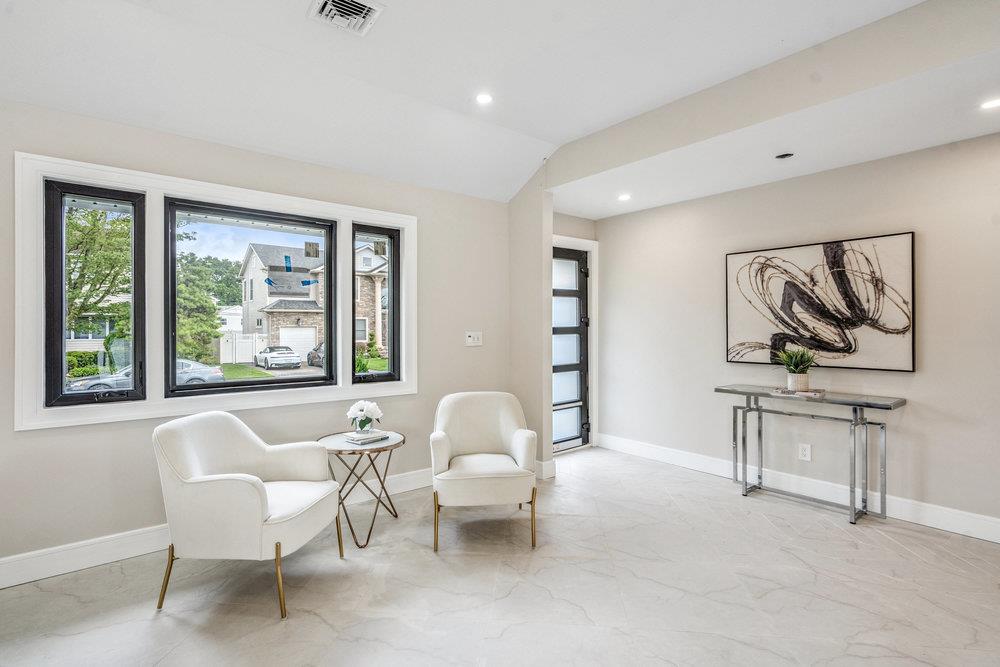 31 Kalda Lane, Plainview, NY 11803