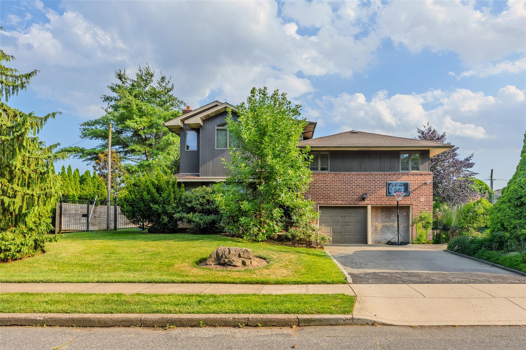 31 Morris Drive, Syosset, NY 11791