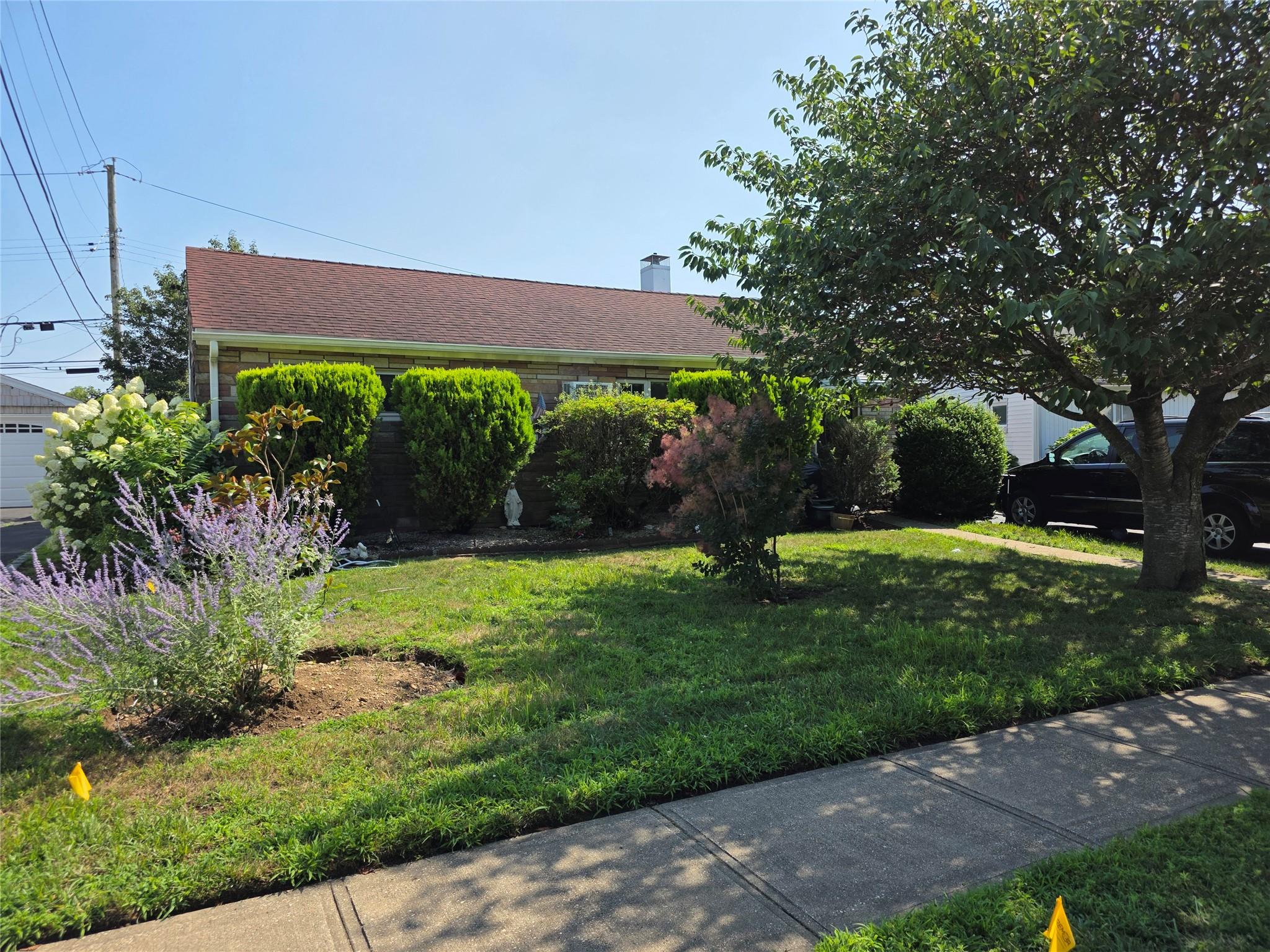 8 Reading Lane, Bethpage, NY 11714