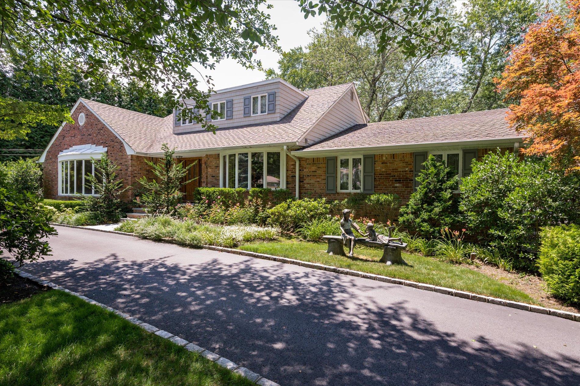14 Pine Drive, Woodbury, NY 11797