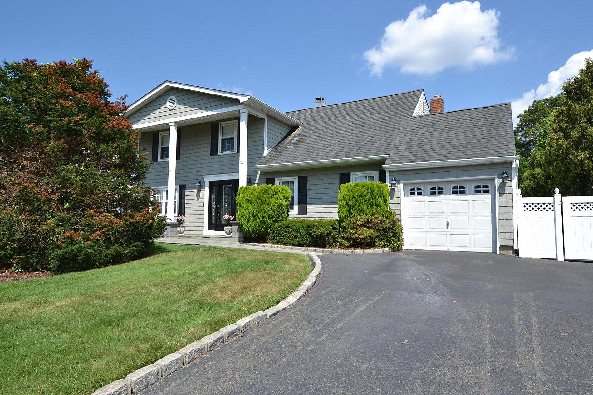 199 Ballad Circle, Holbrook, NY 11741