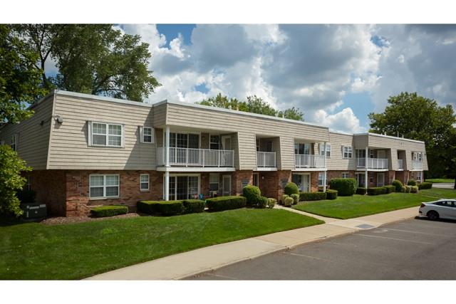 50 Westwood Drive # 74, Westbury, NY 11590