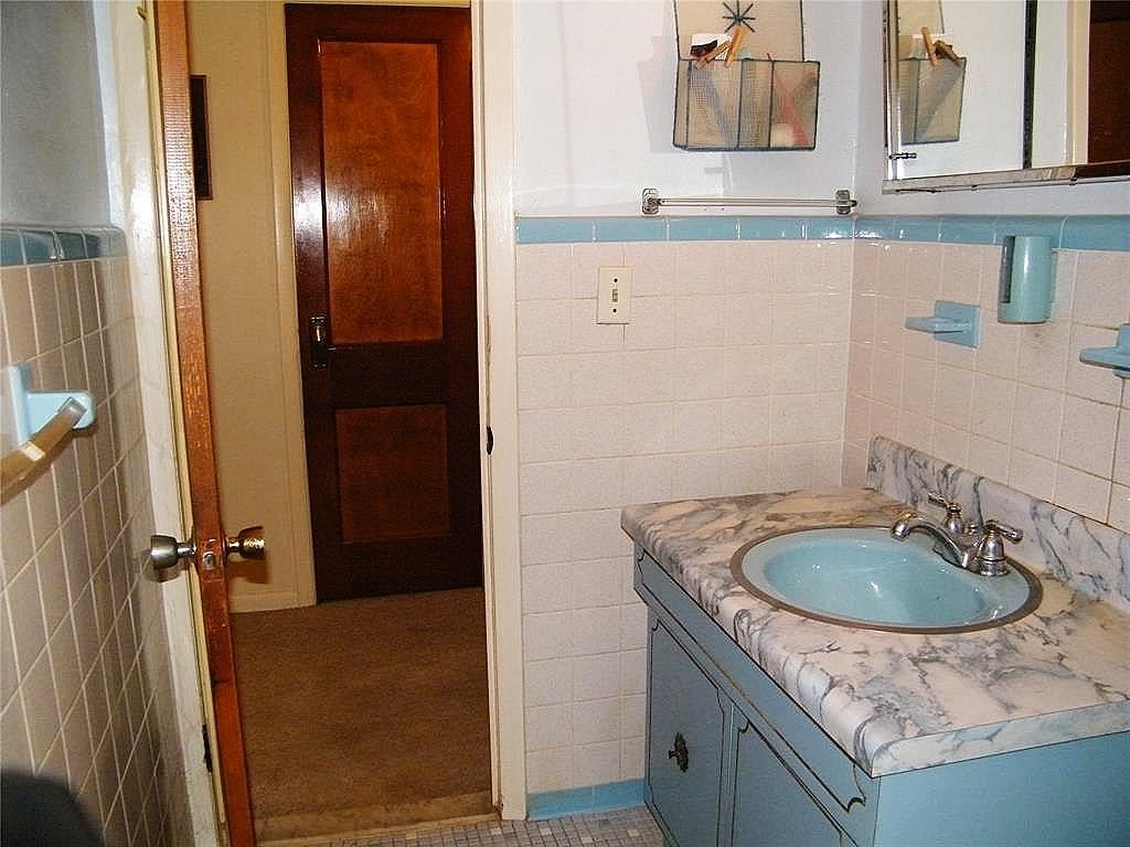 71-09 68 Street, Glendale, NY 11385