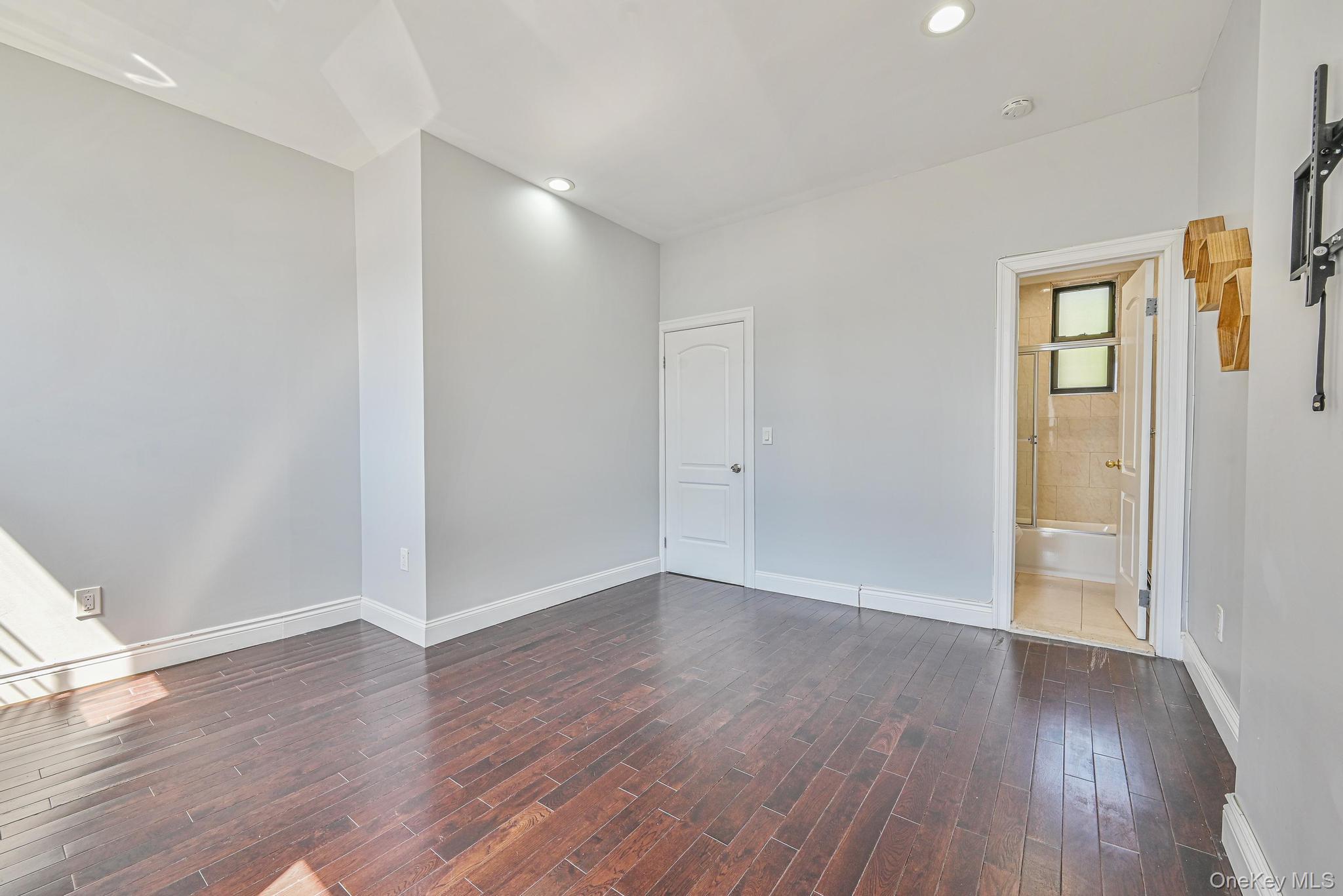 5130 35th Street, Long Island City, NY 11101