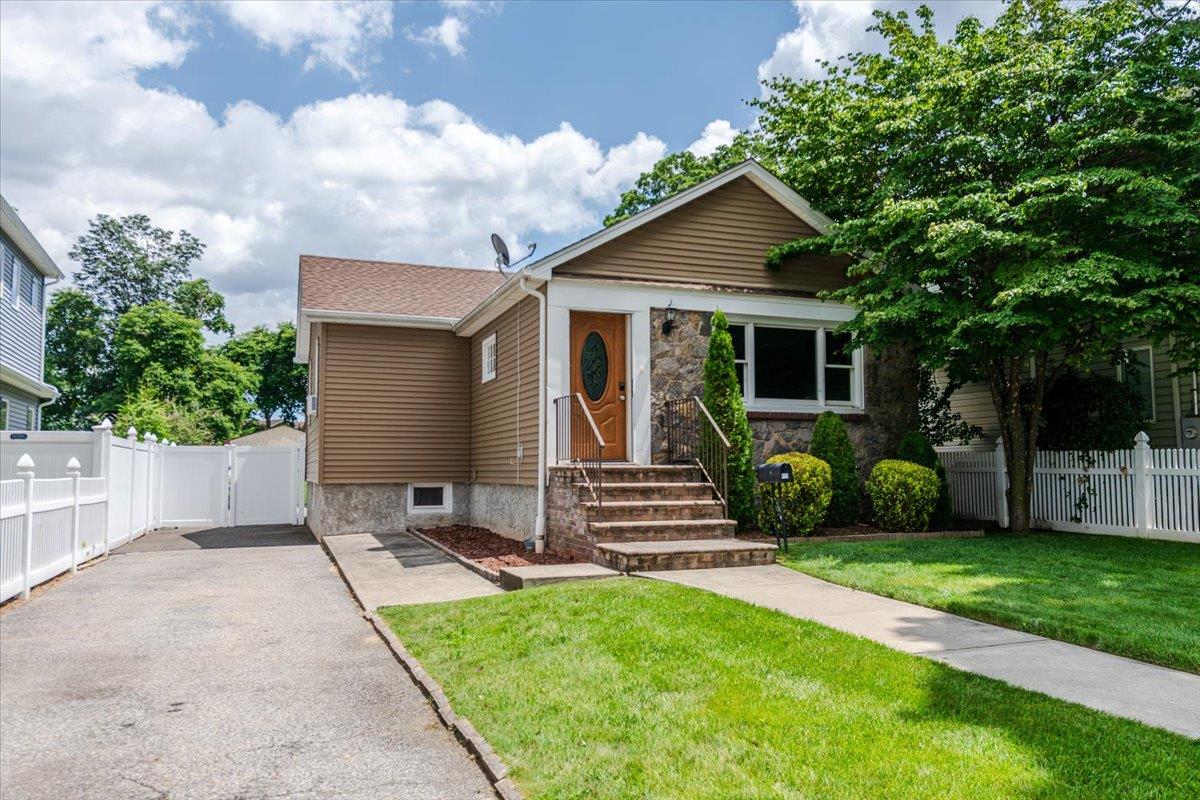 929 Oakland Court, North Bellmore, NY 11710