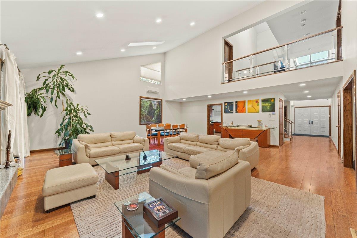 10 Morley Court, Albertson, NY 11507