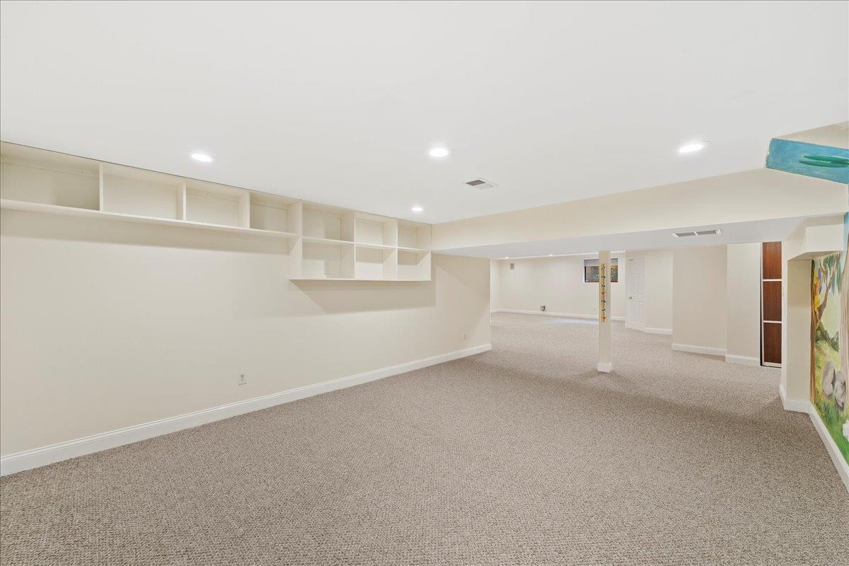 10 Morley Court, Albertson, NY 11507