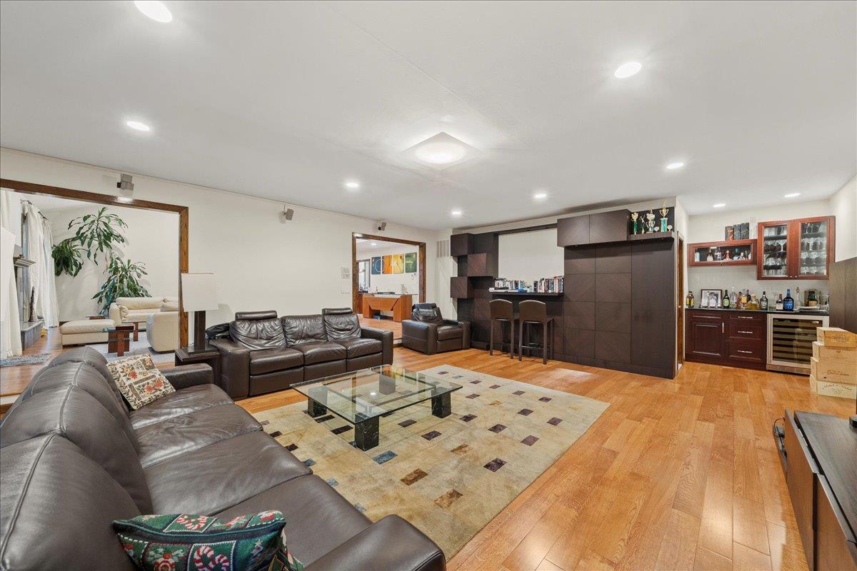 10 Morley Court, Albertson, NY 11507