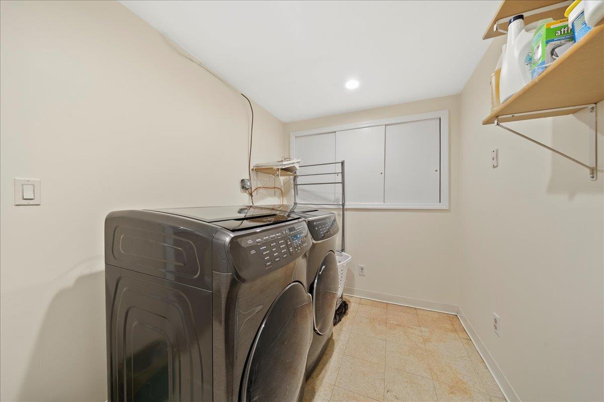 10 Morley Court, Albertson, NY 11507