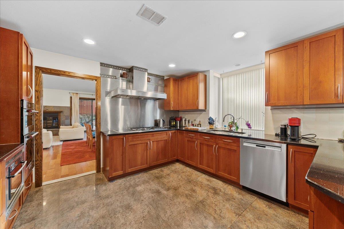 10 Morley Court, Albertson, NY 11507