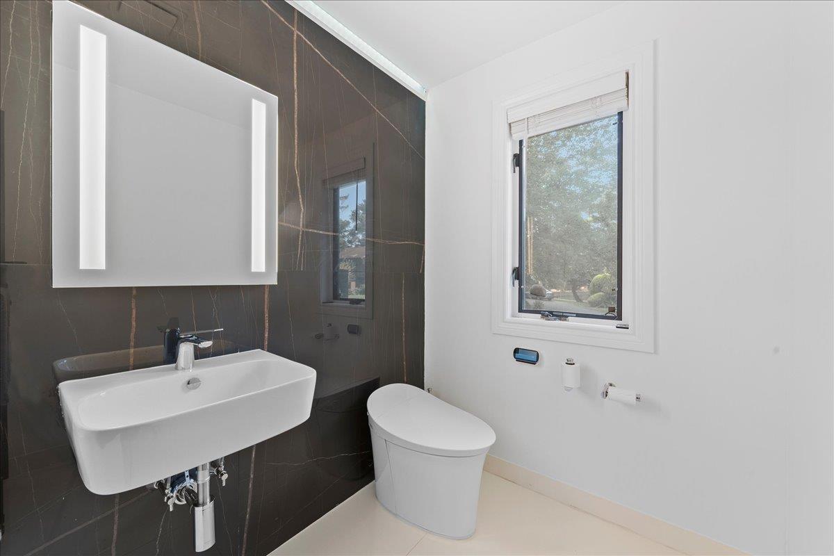 10 Morley Court, Albertson, NY 11507