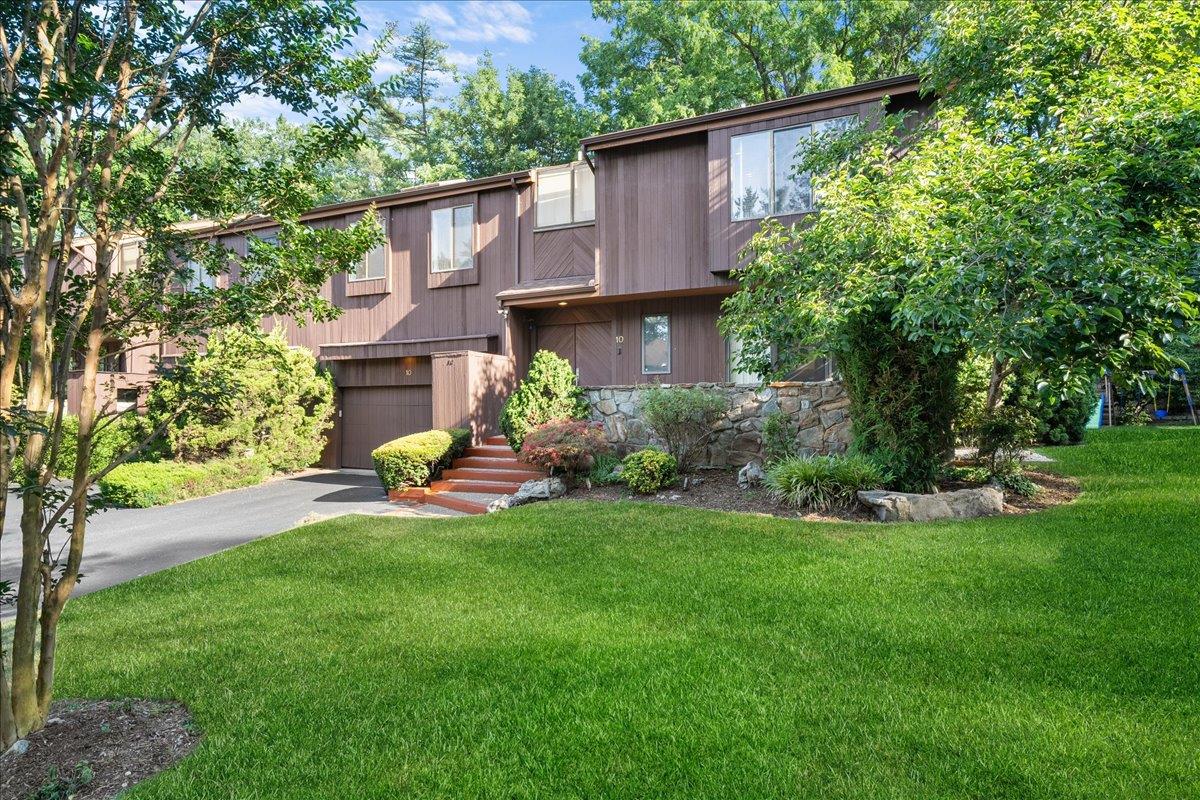 10 Morley Court, Albertson, NY 11507