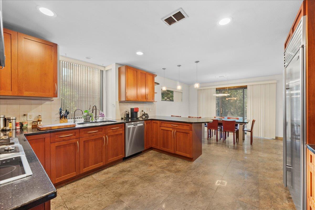 10 Morley Court, Albertson, NY 11507