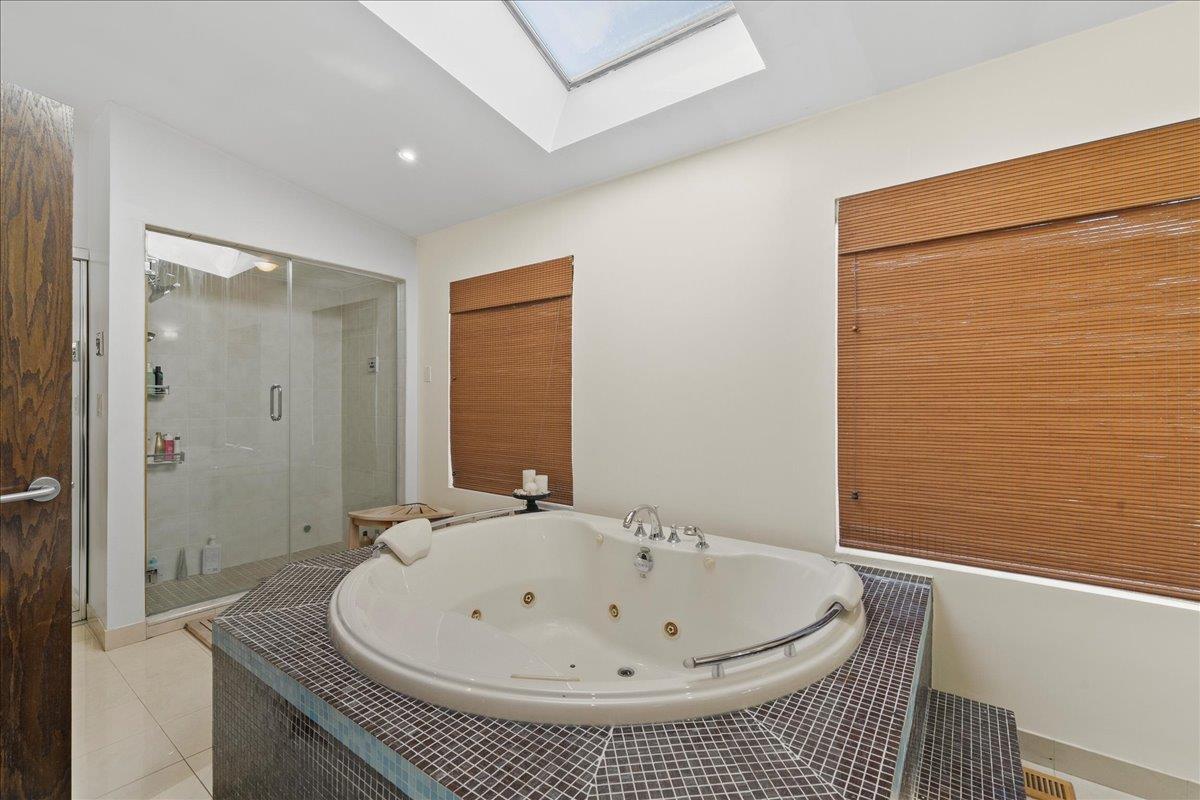 10 Morley Court, Albertson, NY 11507