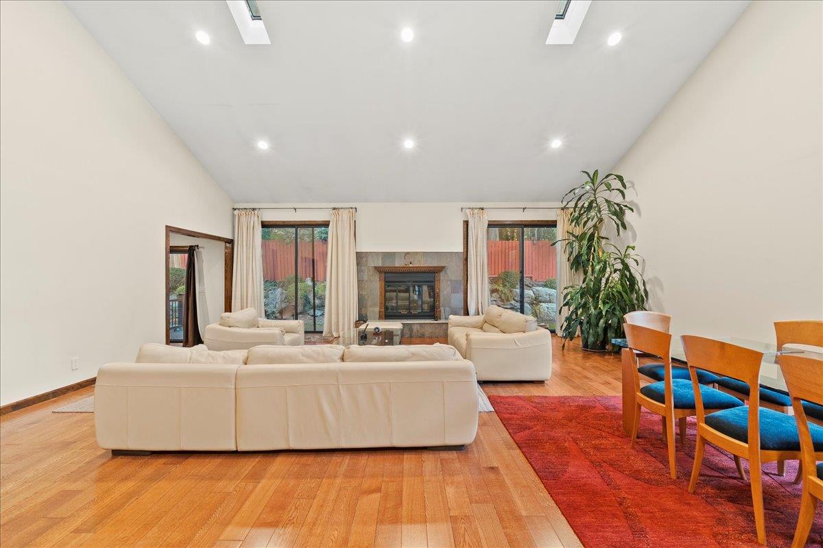 10 Morley Court, Albertson, NY 11507