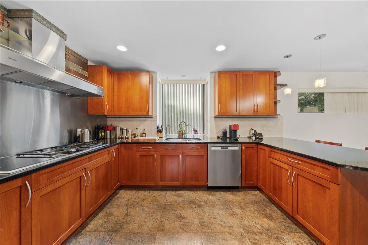 10 Morley Court, Albertson, NY 11507