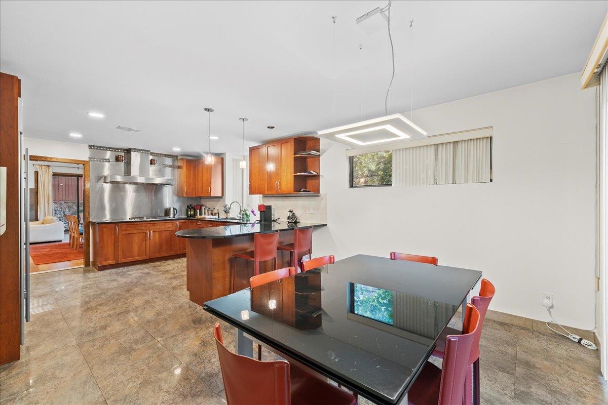 10 Morley Court, Albertson, NY 11507