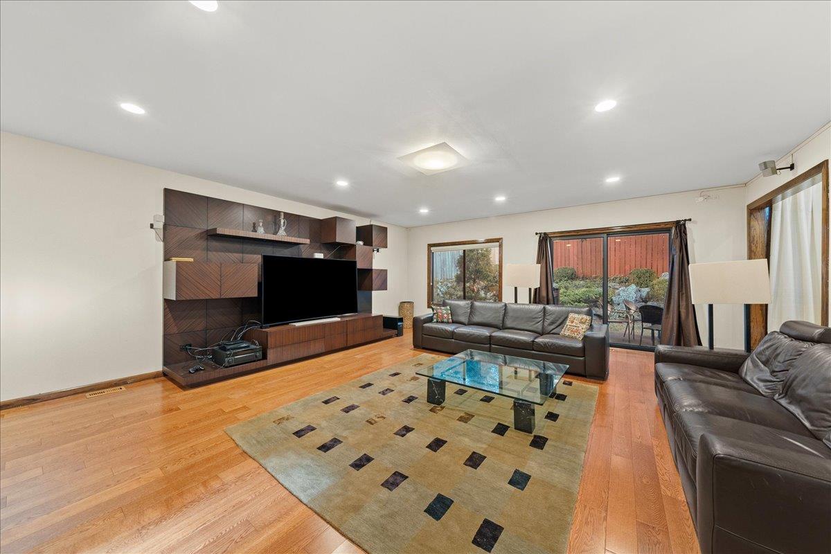 10 Morley Court, Albertson, NY 11507