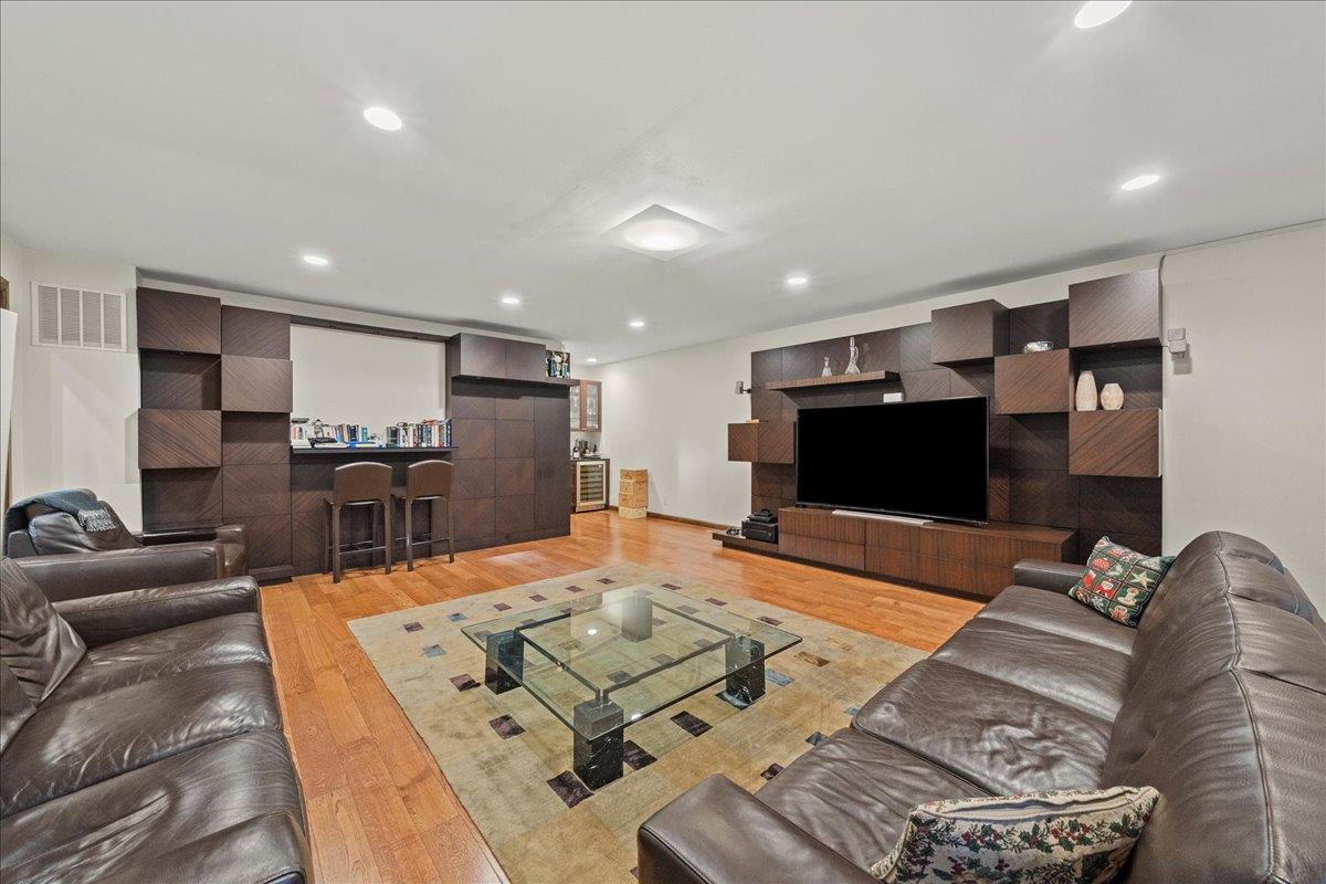 10 Morley Court, Albertson, NY 11507