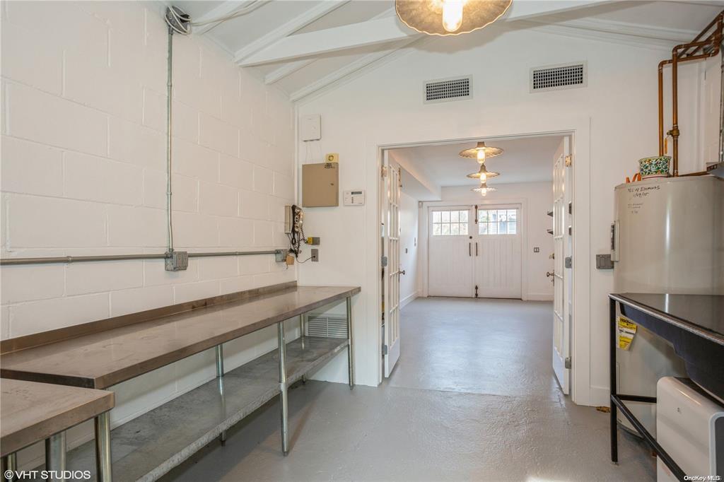 516 Main Street # CARRIAGE HOUSE, Greenport, NY 11944