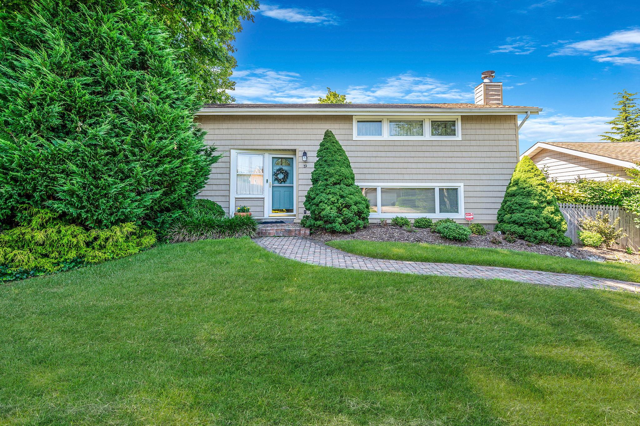 19 Coppertree Lane, Babylon, NY 11702