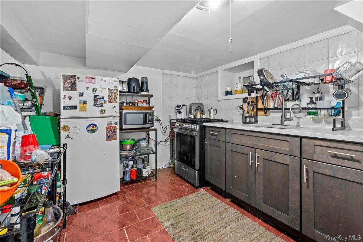 452 Howe Ave, Bronx, NY 10473