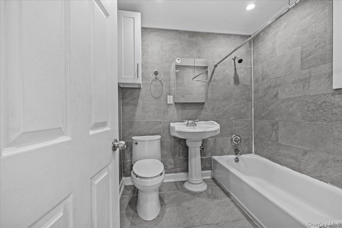 452 Howe Ave, Bronx, NY 10473