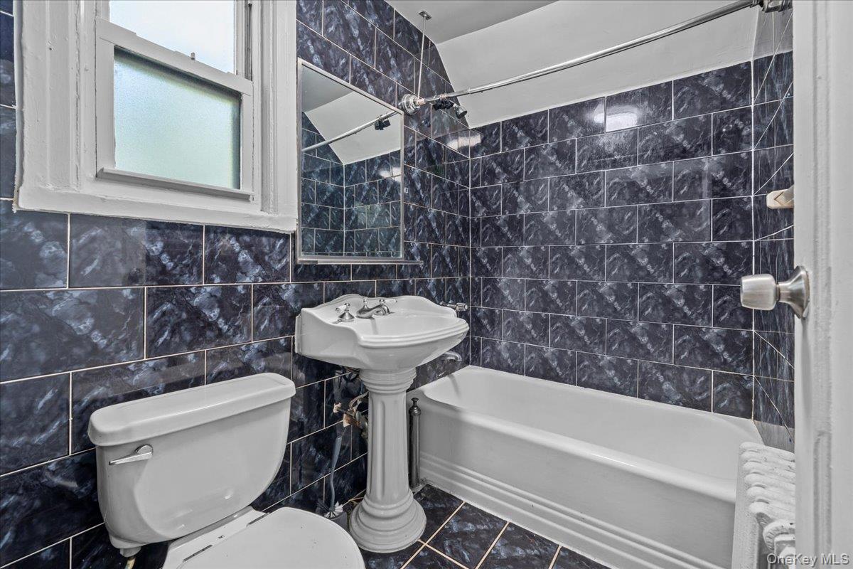 452 Howe Ave, Bronx, NY 10473