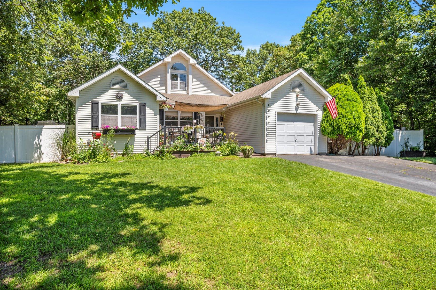 33 Kathleen Crescent, Coram, NY 11727