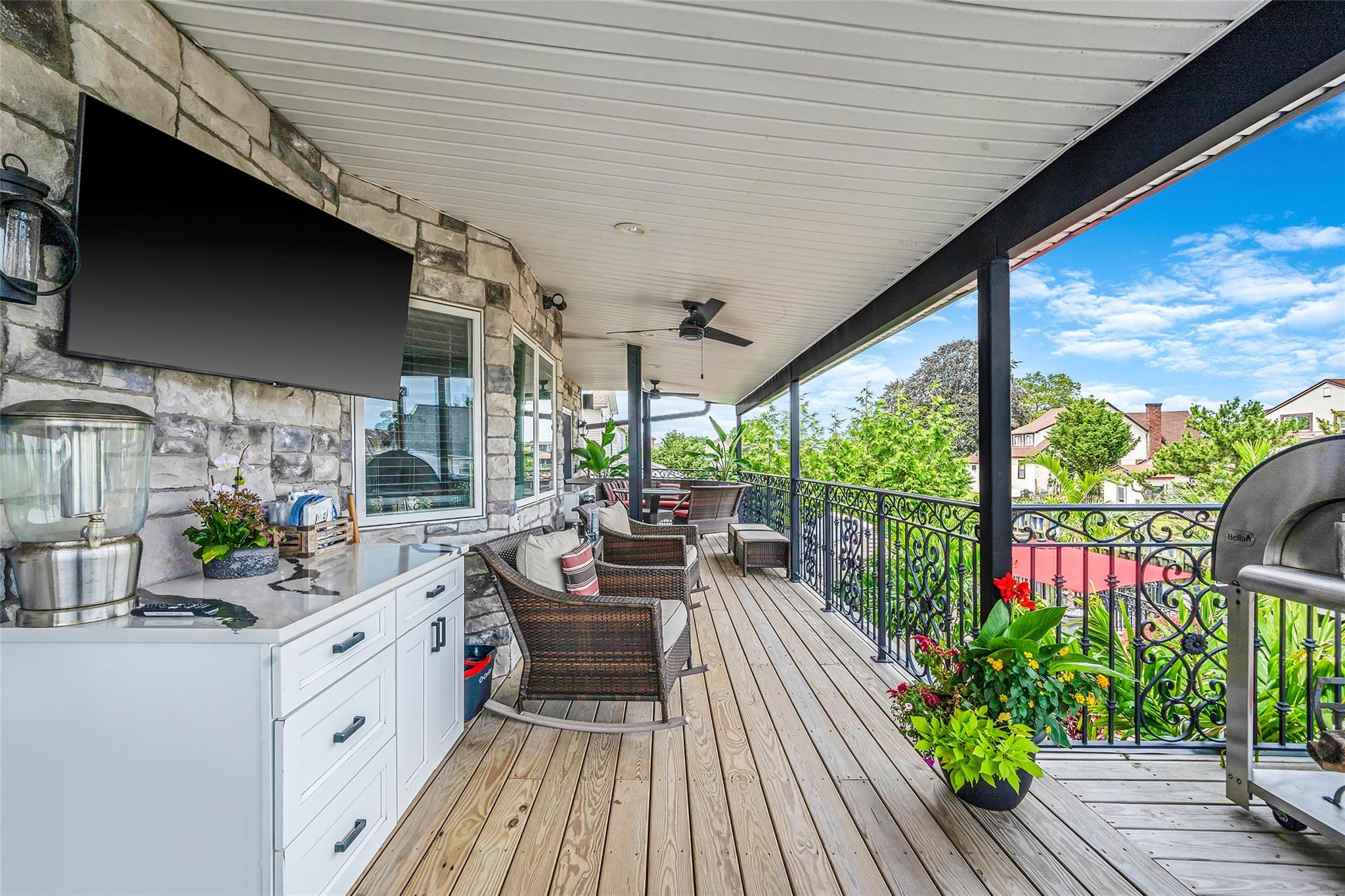 60 W 2nd Street, Freeport, NY 11520