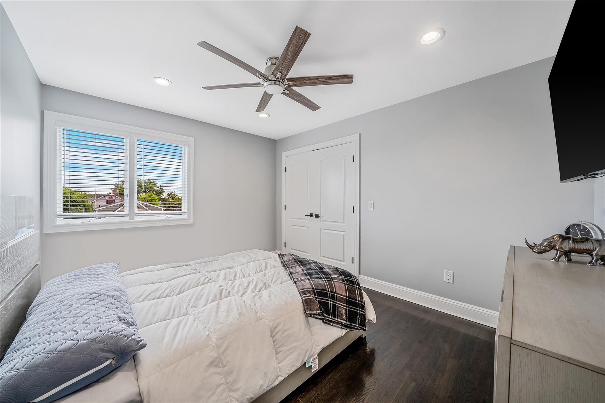 60 W 2nd Street, Freeport, NY 11520