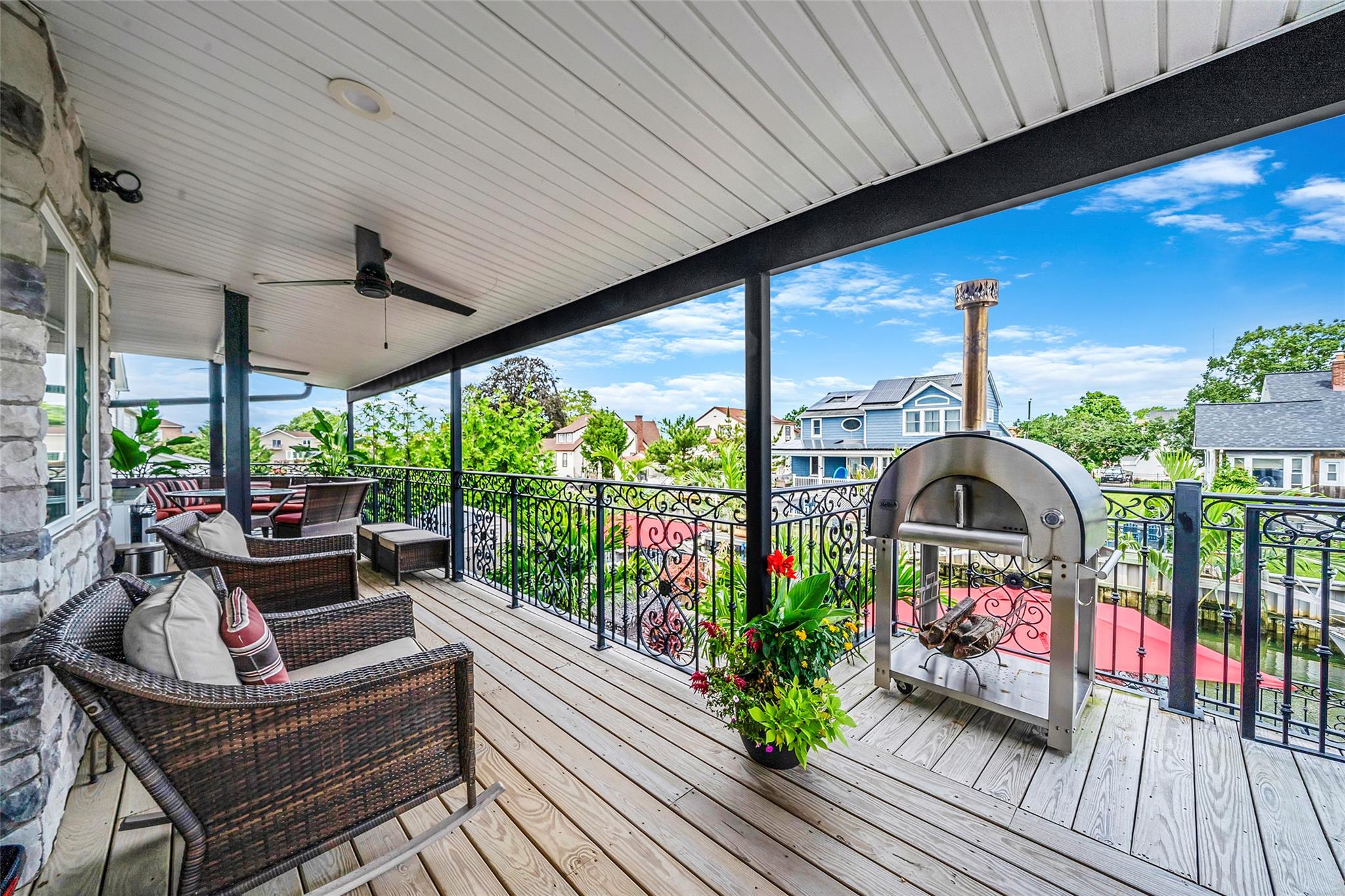 60 W 2nd Street, Freeport, NY 11520