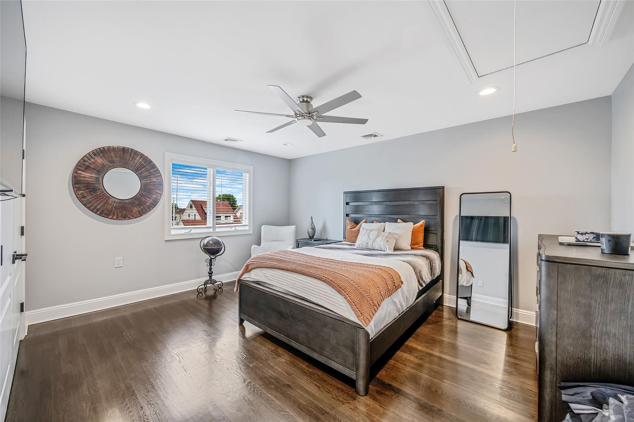 60 W 2nd Street, Freeport, NY 11520