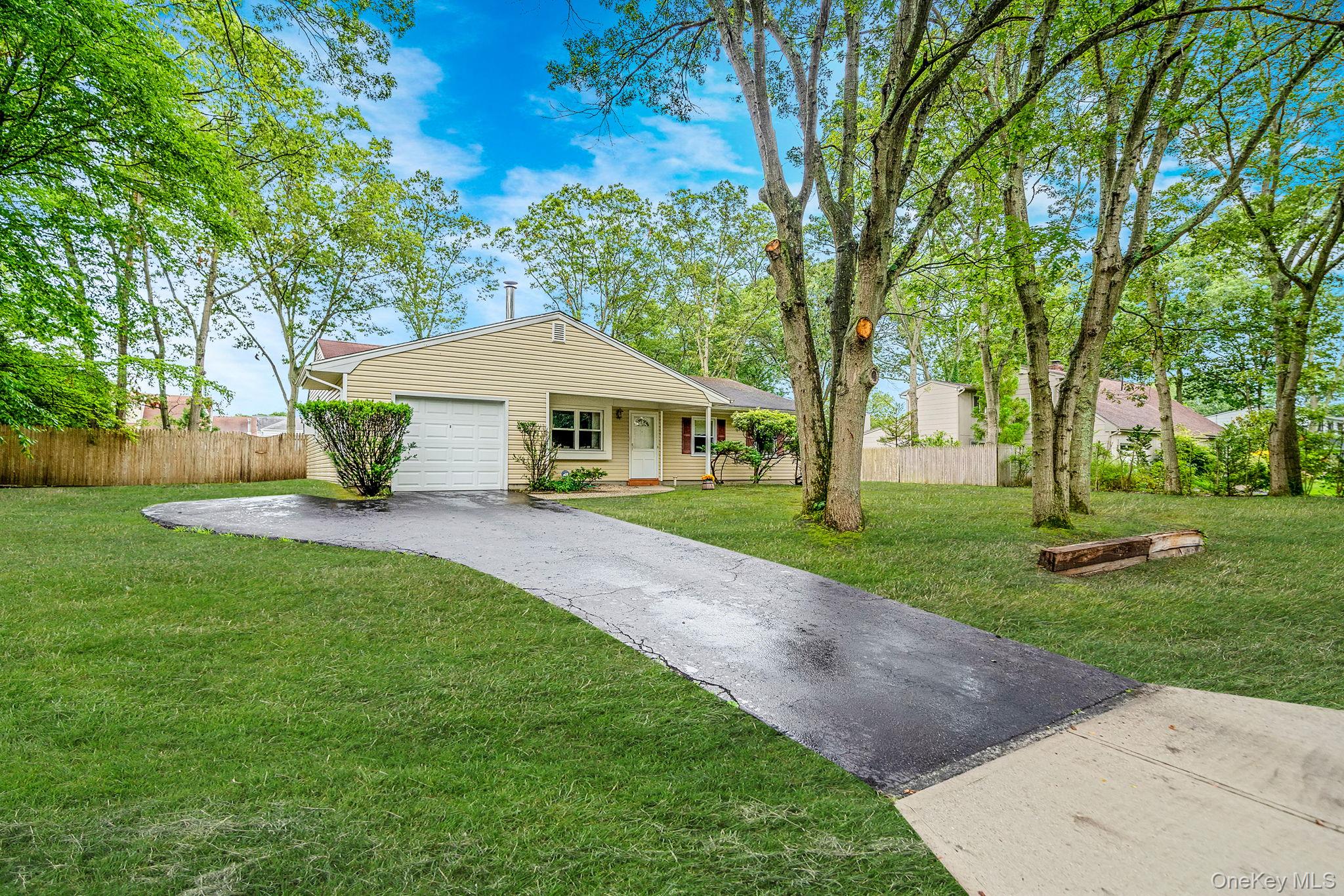 9 Fenwick Avenue, Farmingville, NY 11738