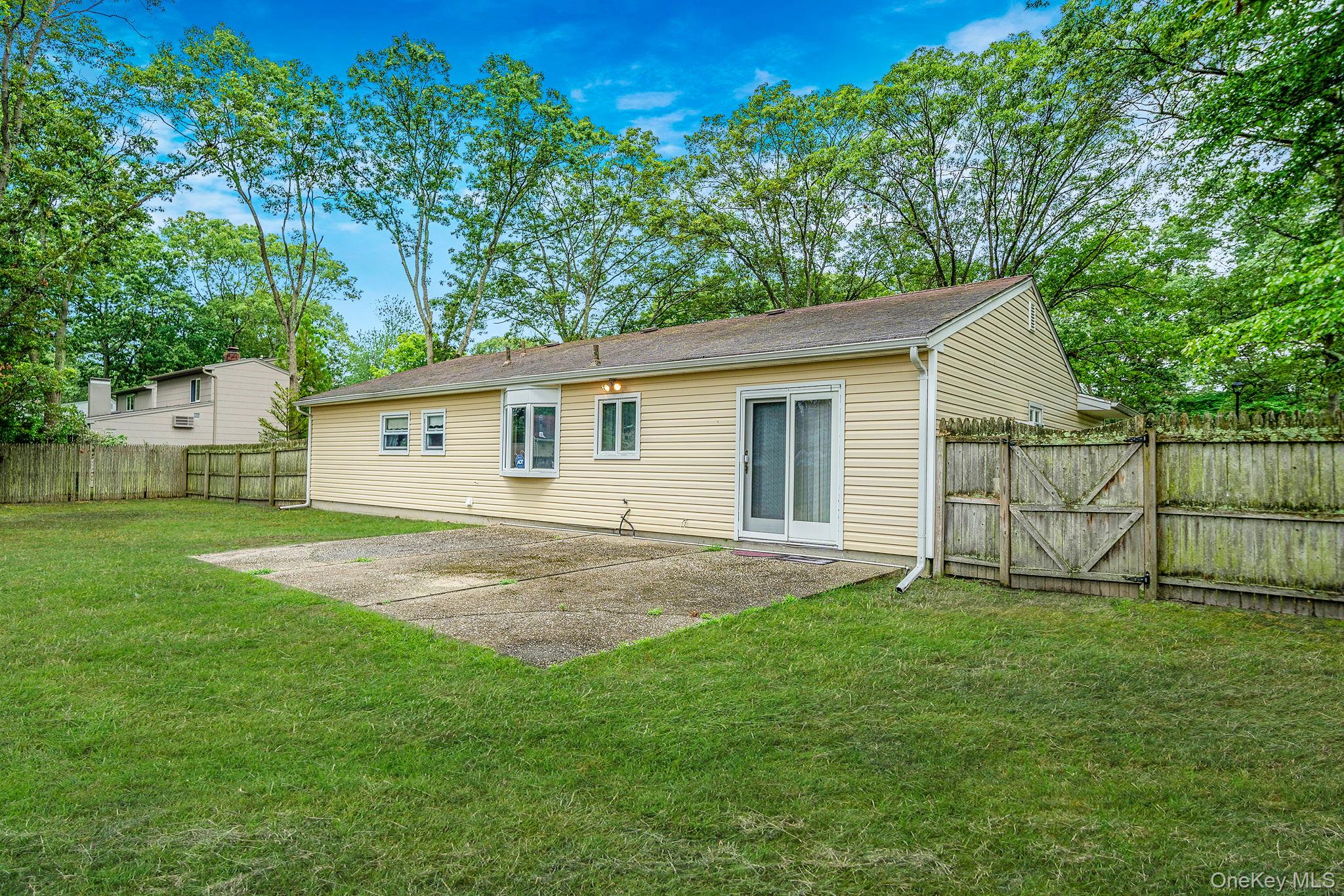 9 Fenwick Avenue, Farmingville, NY 11738