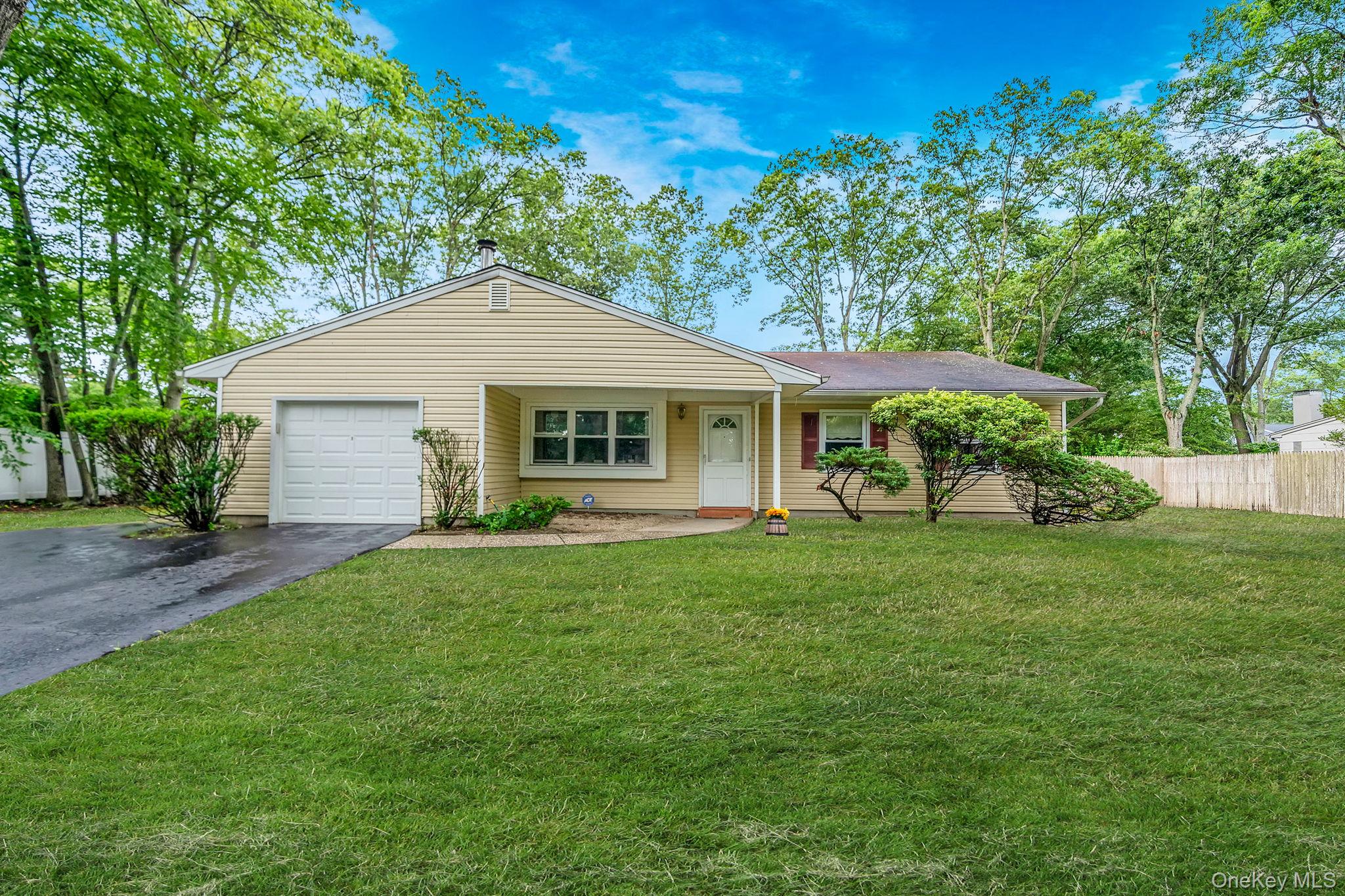 9 Fenwick Avenue, Farmingville, NY 11738