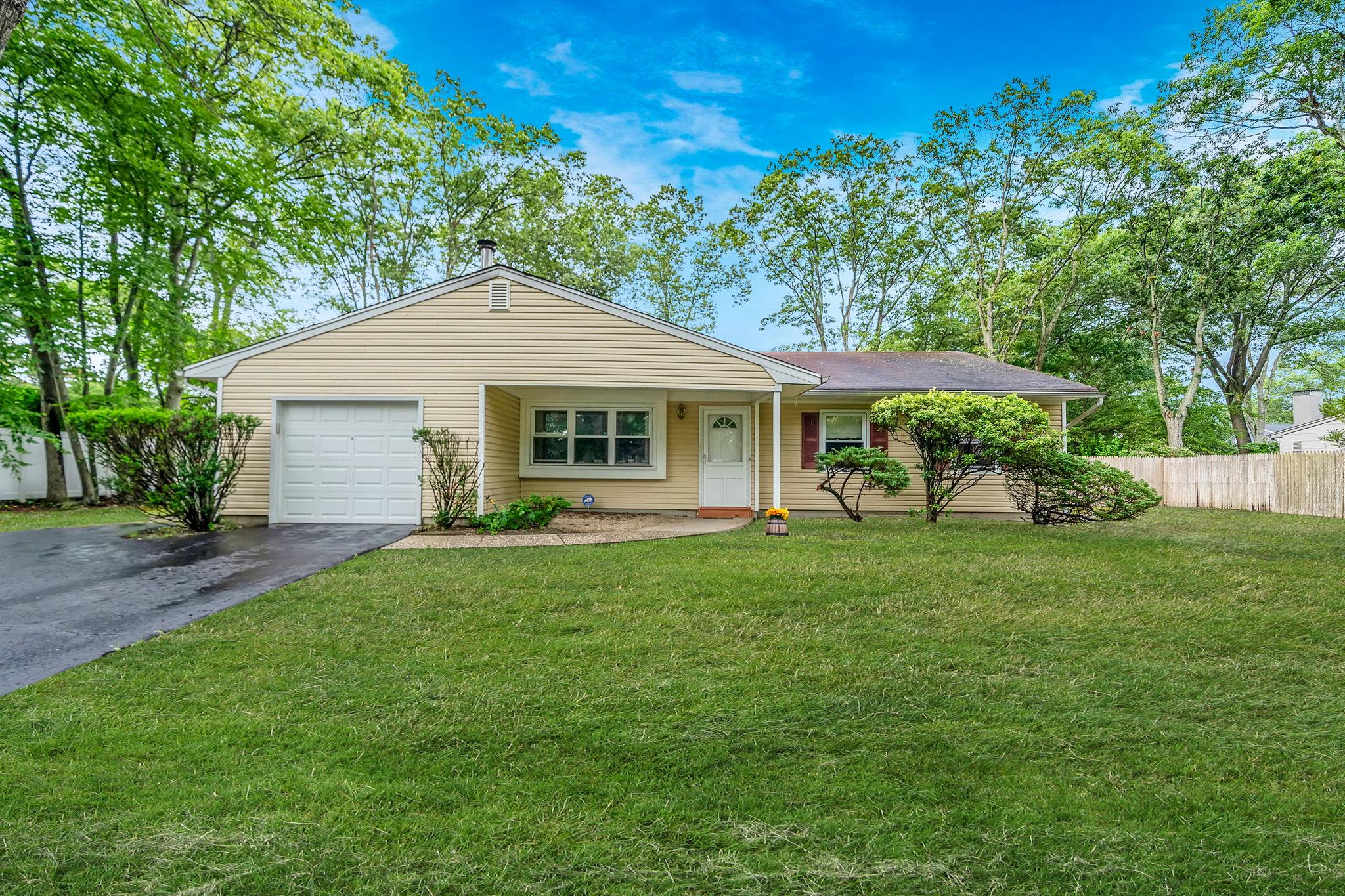 9 Fenwick Avenue, Farmingville, NY 11738