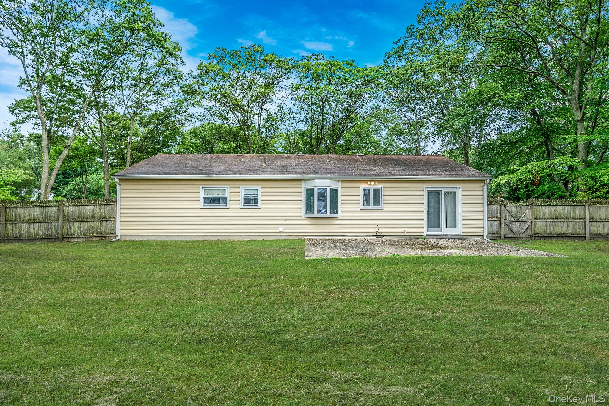 9 Fenwick Avenue, Farmingville, NY 11738