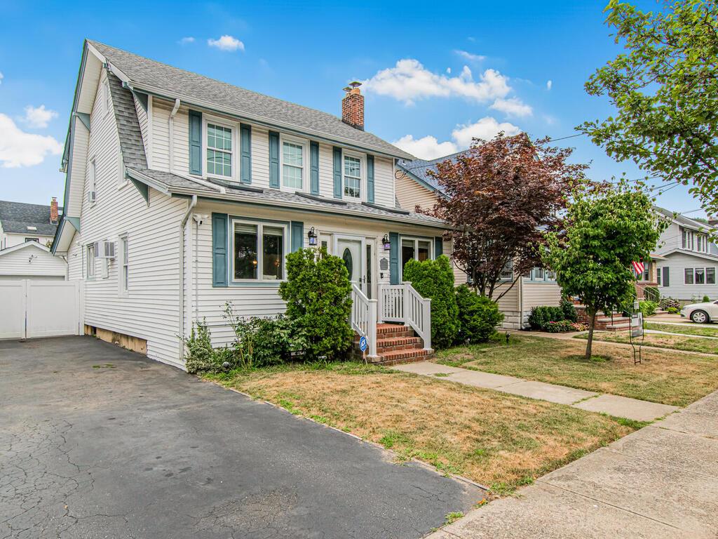 33 Huntington Avenue, Lynbrook, NY 11563