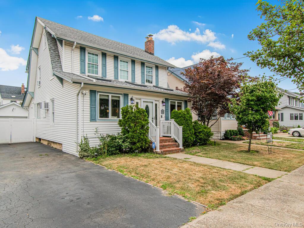 33 Huntington Avenue, Lynbrook, NY 11563