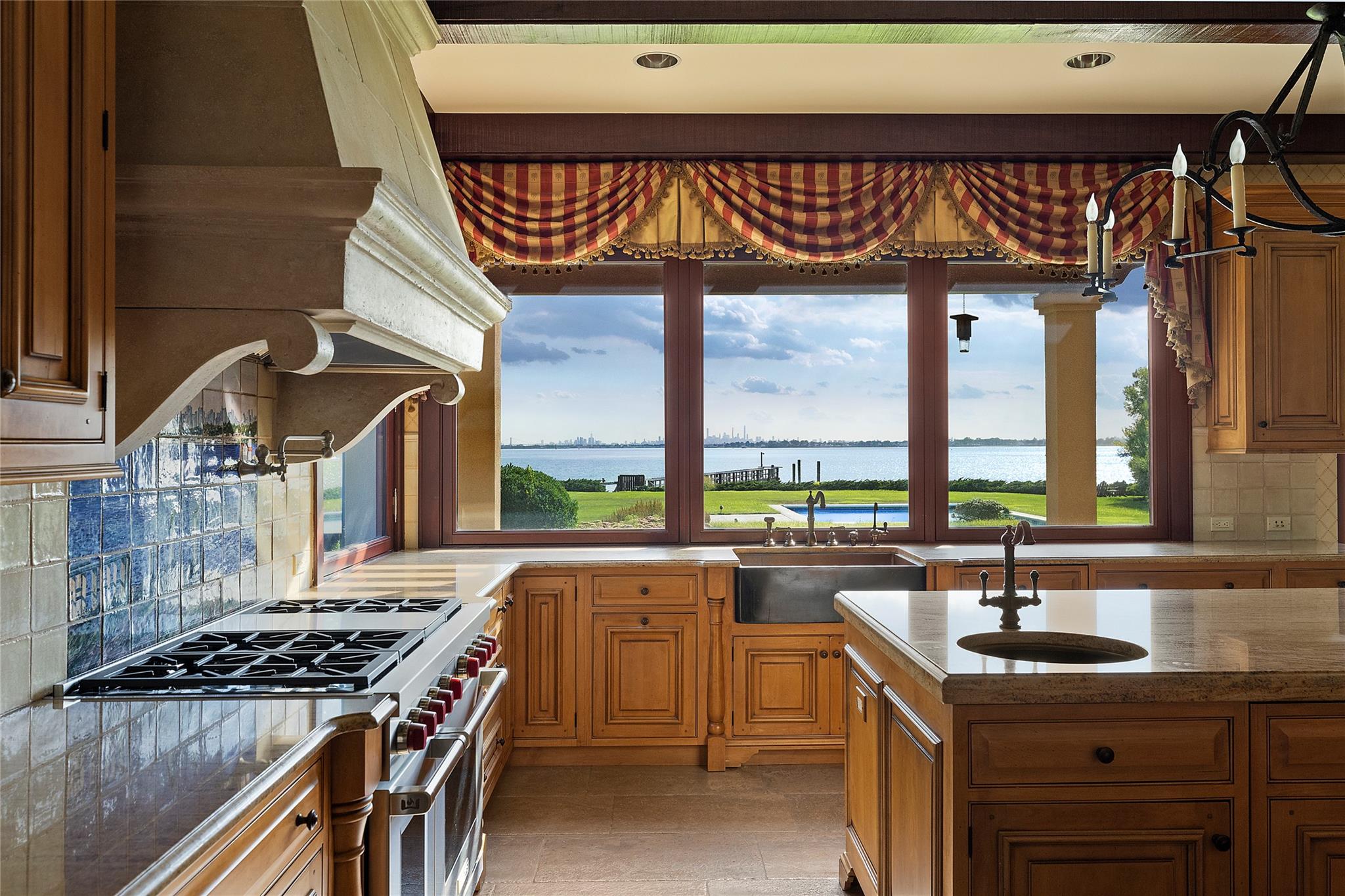 5 Half Moon Lane, Sands Point, NY 11050