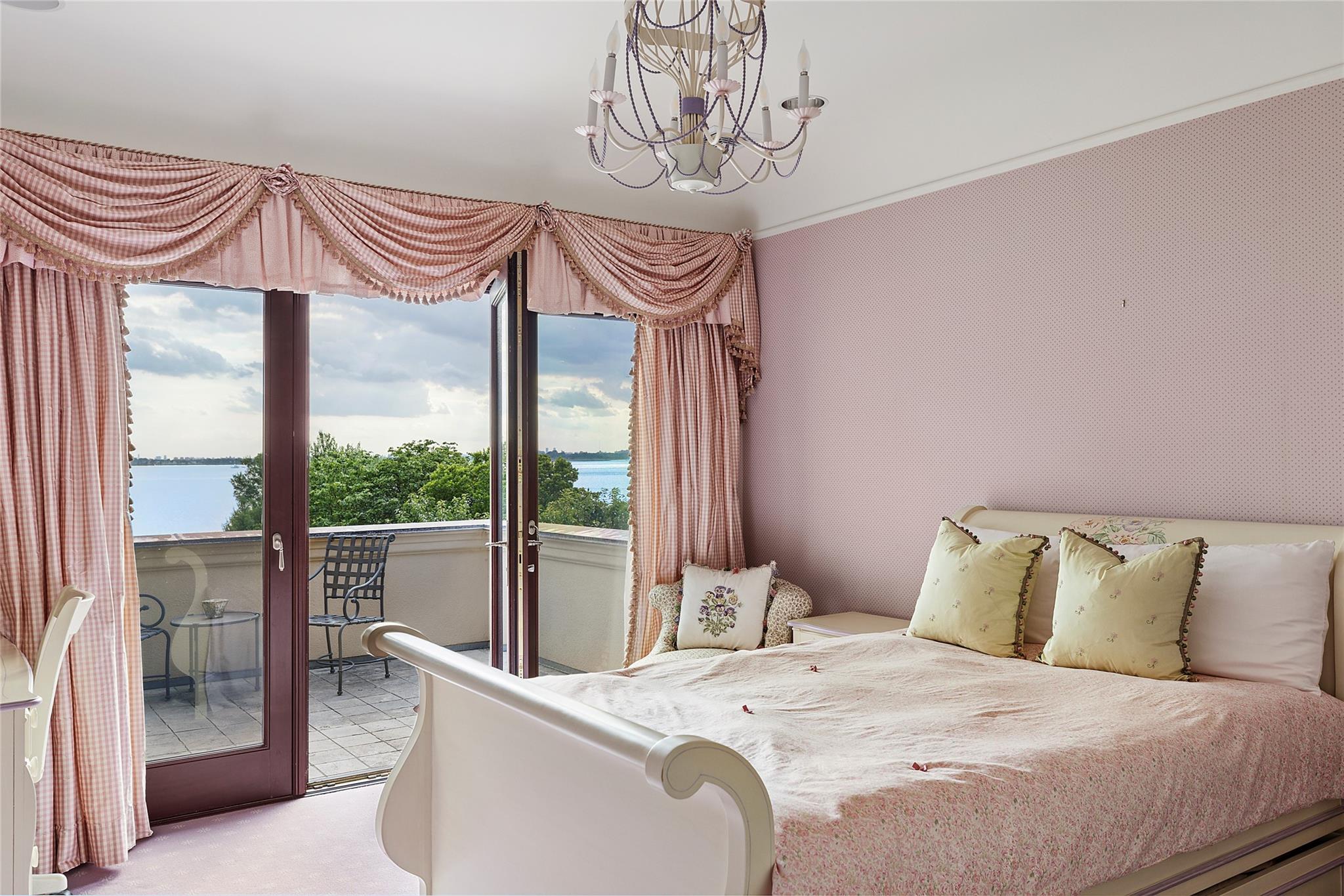 5 Half Moon Lane, Sands Point, NY 11050