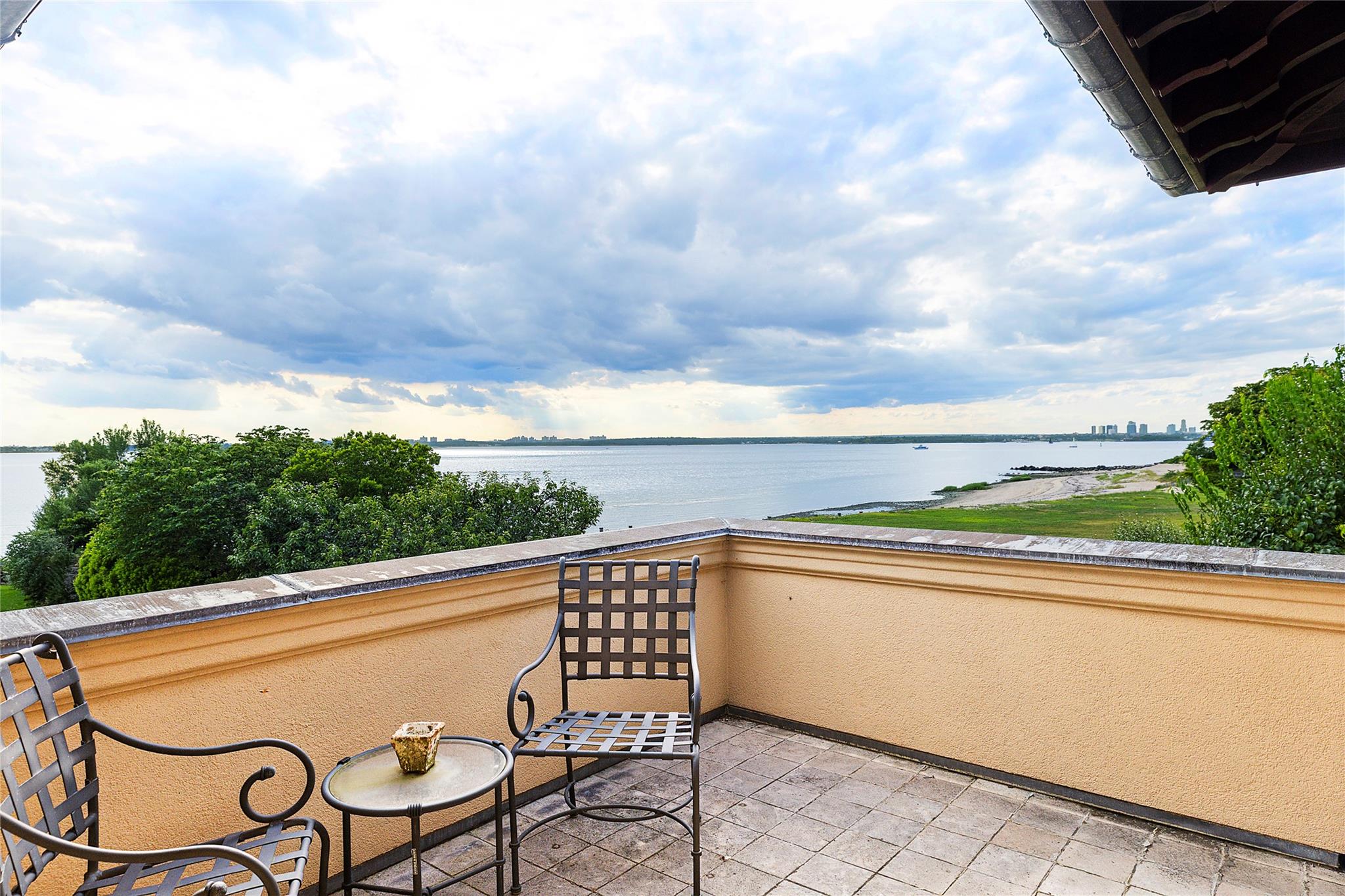 5 Half Moon Lane, Sands Point, NY 11050