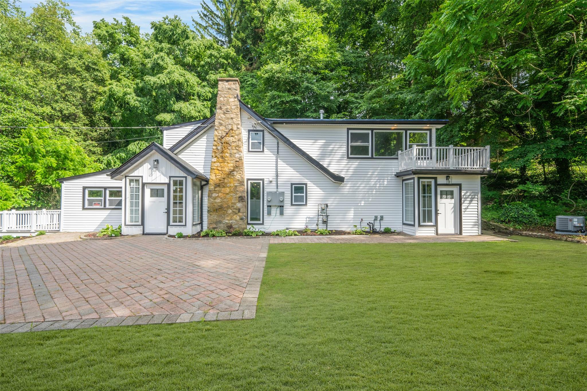 390 E Main Street, Centerport, NY 11721