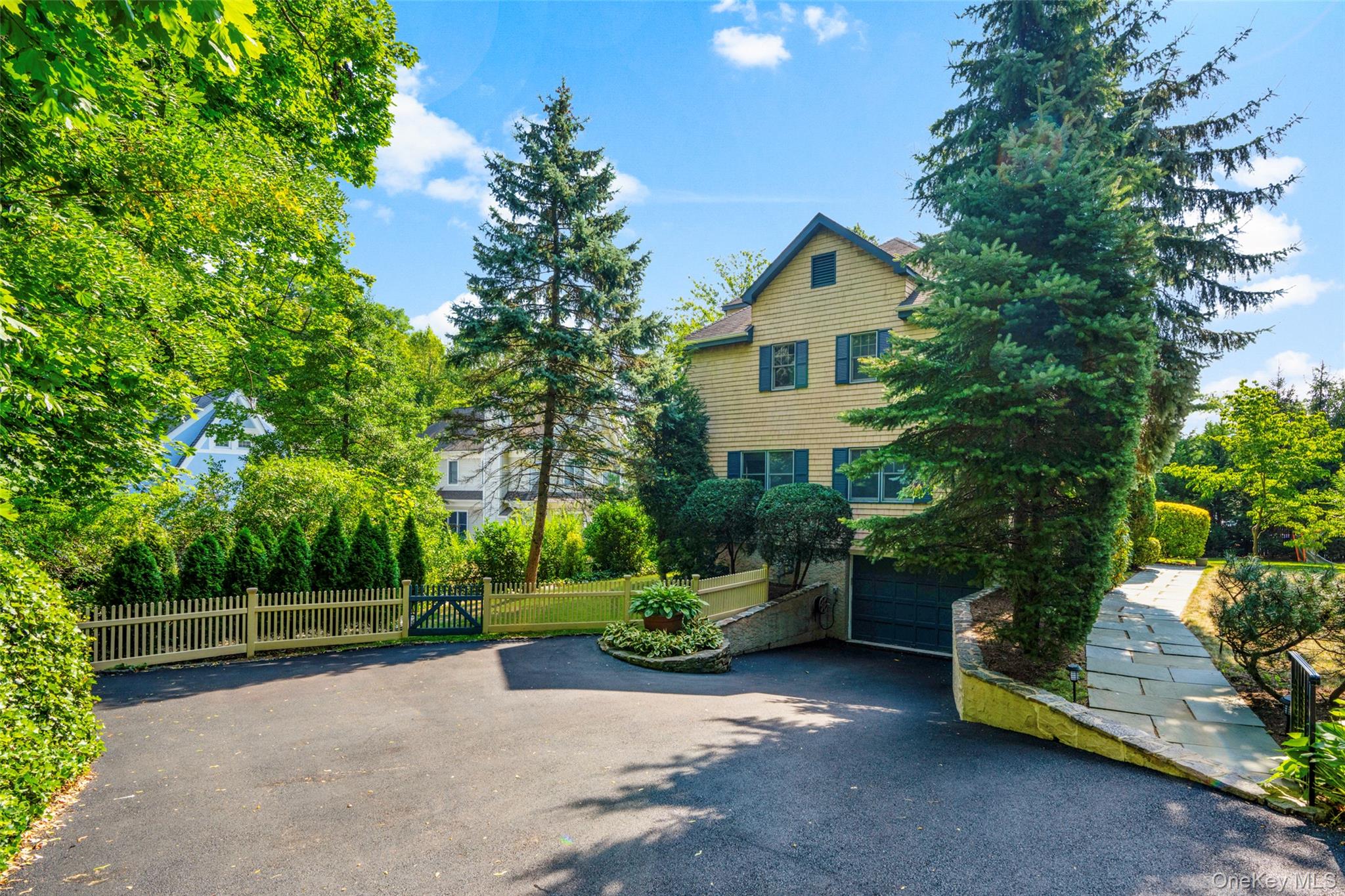 11 Cambridge Court, Larchmont, NY 10538