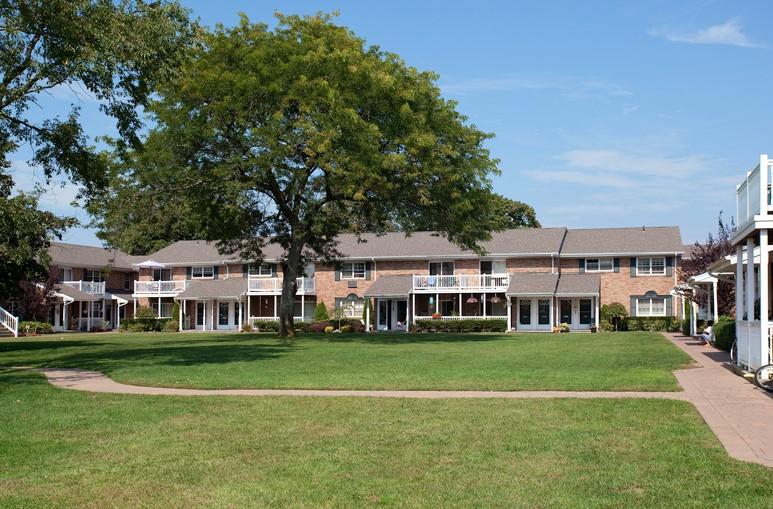 16 Saxon Avenue # 33, Bay Shore, NY 11706