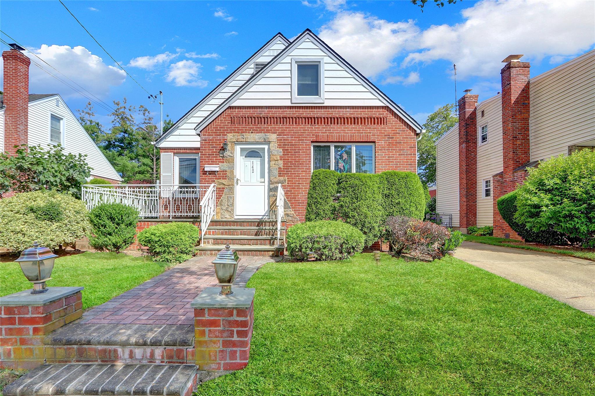 142 Kamda Boulevard, New Hyde Park, NY 11040