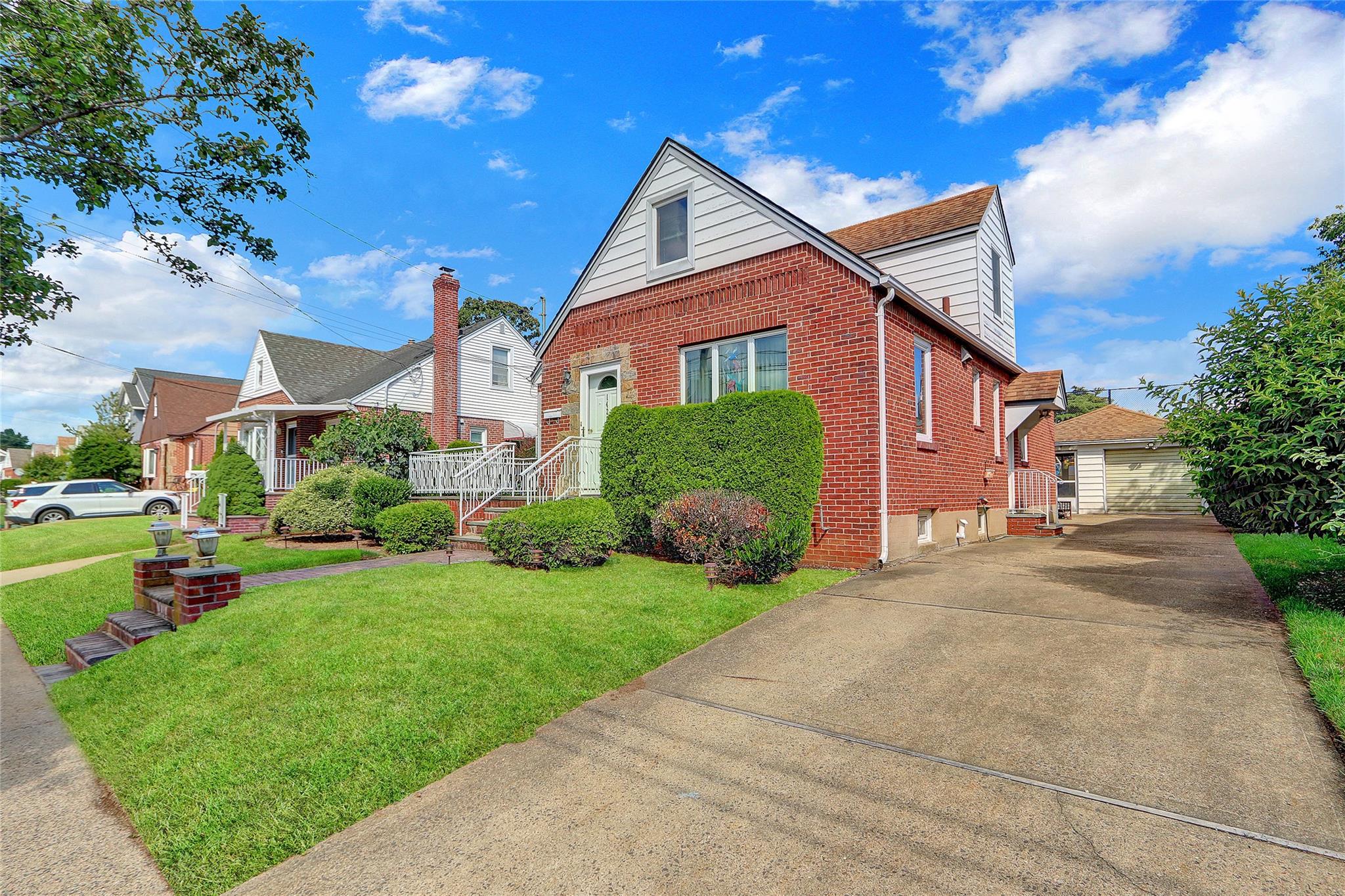 142 Kamda Boulevard, New Hyde Park, NY 11040