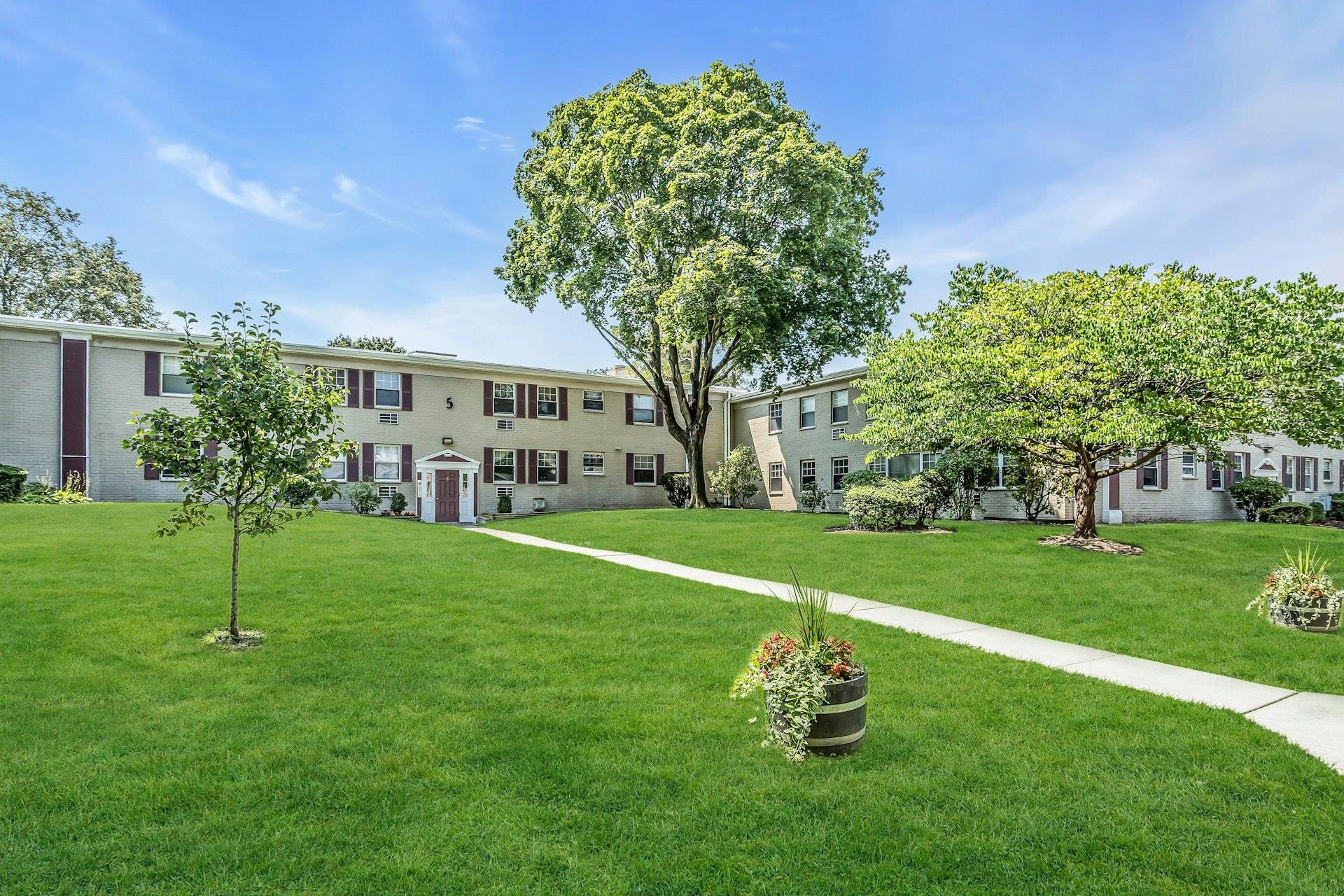 324 Post Avenue # 5-J, Westbury, NY 11590