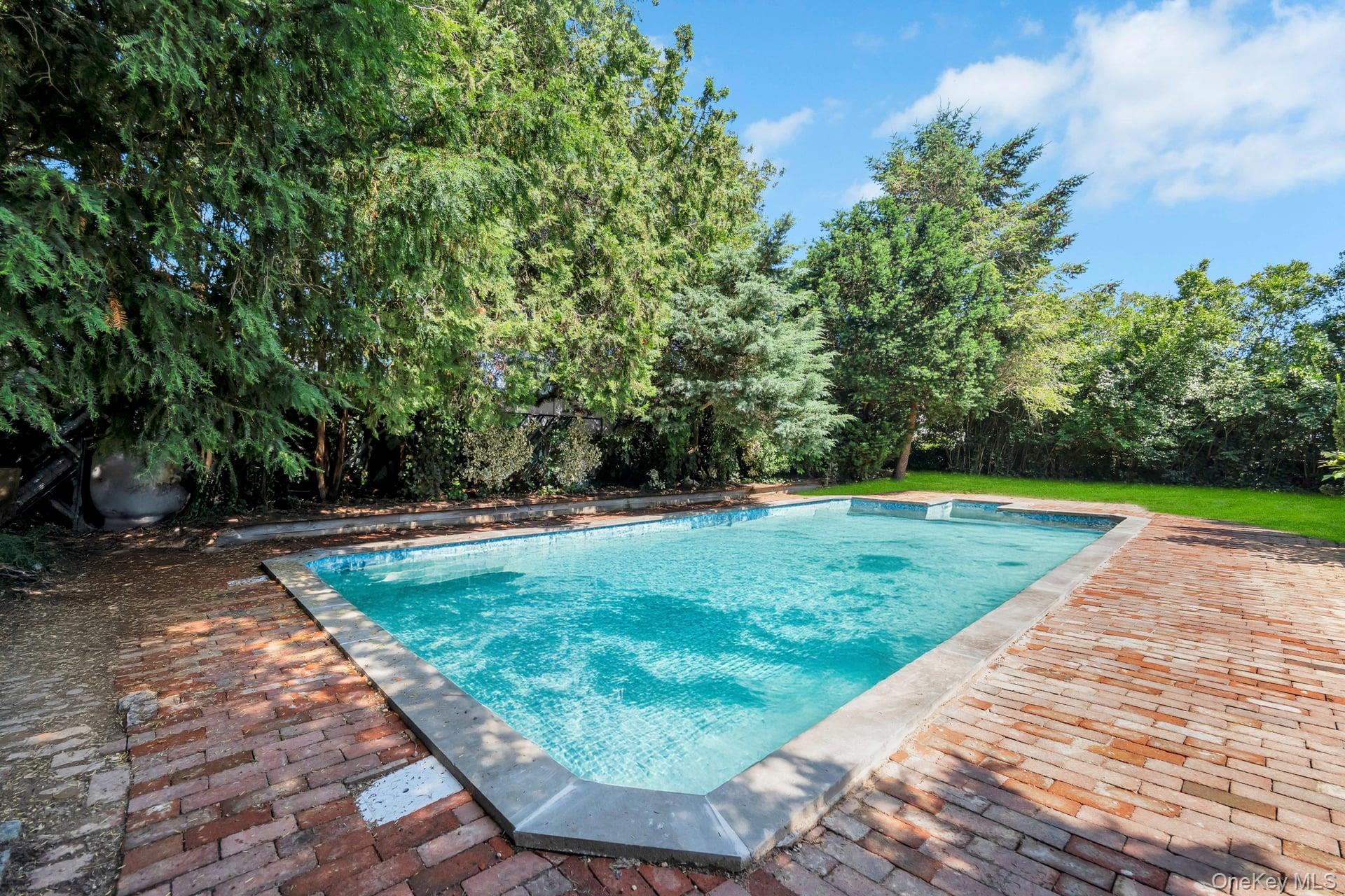 295 W 24th Street, Deer Park, NY 11729